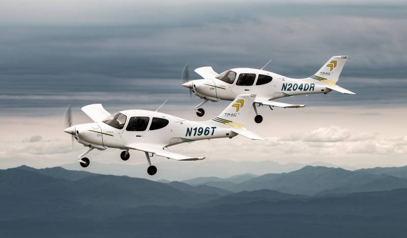 Cirrus, fabricante líder de aeronaves monomotores de pistón de alto rendimiento desde hace más de 20 años, ha presentado el TRAC10, una nueva aeronave de entrenamiento de vuelo diseñada específicamente para escuelas de vuelo profesionales, universitarias y orientadas a la carrera profesional. El TRAC10 está equipado con un motor Rotax 916 iSc FADEC turboalimentado, un espacioso interior de tres asientos, una cabina de vuelo Garmin® y el Cirrus Airframe Parachute System® (CAPS®). El TRAC10 mejora la eficiencia del entrenamiento, la productividad operativa y la facilidad de mantenimiento. Se fabricará en la sede de Cirrus en Duluth, Minnesota, y las entregas en EE. UU. comenzarán en 2027, seguidas de los pedidos internacionales en 2028. Ya se han recibido pedidos de más de 100 aviones TRAC10 por parte de 13 escuelas de vuelo profesionales de todo el mundo. Imagen: Cirrus