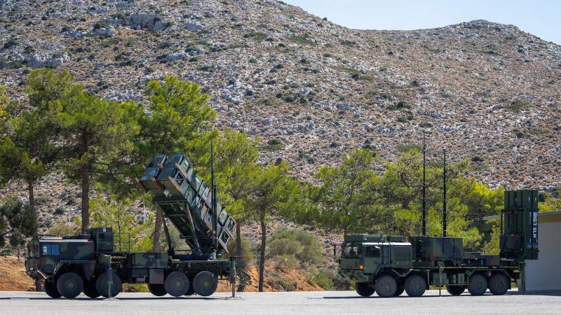 Las unidades alemanas de defensa aérea realizan ejercicios en paralelo con los sistemas Patriot (izq.) e IRIS-T-SLM (der.) en el campo de entrenamiento de la NAMFI, en Creta. Ambos sistemas constituyen la columna vertebral de la defensa aérea terrestre de la Bundeswehr. ©Bundeswehr/Tom Twardy