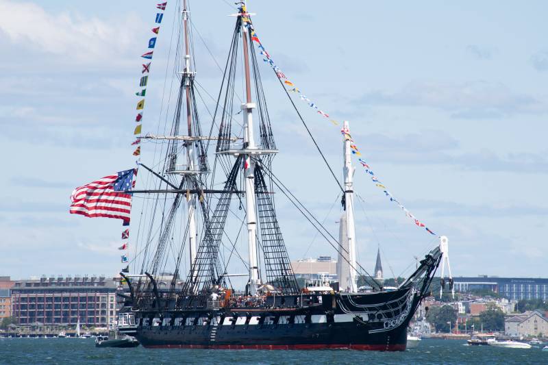 El USS Constitution navega por el puerto de Boston en honor al Día de la Independencia, el 4 de julio de 2025. Durante sus operaciones habituales, los marineros en servicio activo destinados a bordo del Constitution ofrecen recorridos gratuitos y reciben a más de 600 000 visitantes al año, lo que respalda la misión del barco de promover la historia y el patrimonio marítimo de la Armada y crear conciencia sobre la importancia de una presencia naval sostenida. Crédito: Contramaestre de primera clase de la Armada Raymond Minamic ©Armada de los EE. UU.