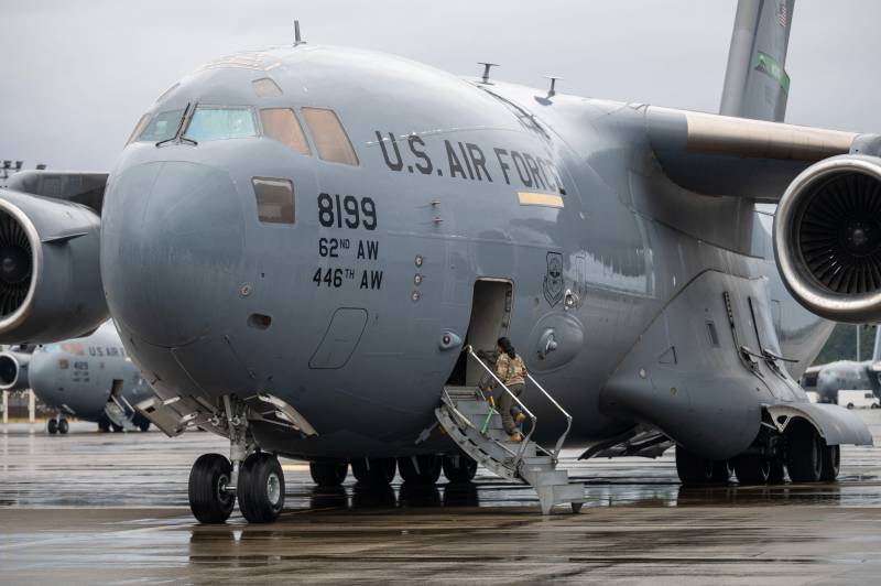 Un avión C-17 Globemaster III se encuentra en la línea de vuelo de la Base Conjunta Lewis-McChord, en Washington, el 8 de junio de 2026. Este C-17 en particular, el avión 8199, había estado en reparación en el taller durante cinco años, ya que presentaba daños estructurales graves que le impedían reincorporarse a la flota. Tras haber sido aceptado por el 62.º Escuadrón de Mantenimiento de Aeronaves, el avión 8199 fue uno de los primeros proyectos importantes que asumió la Unidad de Mantenimiento de Aeronaves Phoenix, la nueva AMU asignada al 7.º Escuadrón de Transporte Aéreo. (Foto de la Fuerza Aérea de EE. UU. tomada por el aviador superior Benjamin Riddle)
