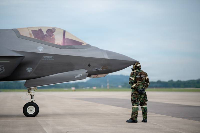 Un aviador estadounidense adscrito al 115.º Ala de Caza de la Guardia Nacional Aérea de Wisconsin lleva a cabo operaciones en la línea de vuelo con equipo de protección orientado a la misión durante un ejercicio de preparación para el combate, la Operación Iron Orchid, en la Base de la Guardia Nacional Aérea de Volk Field, Camp Douglas, Wisconsin, el 26 de junio de 2026. La Operación Iron Orchid está diseñada para evaluar y reforzar la capacidad del ala para generar capacidad de combate, mantener operaciones, proteger al personal y los recursos, responder a condiciones cambiantes y ejecutar tareas esenciales para la misión en un entorno realista y desafiante. (Foto de la Guardia Aérea Nacional de EE. UU. tomada por el aviador Alec Martin)