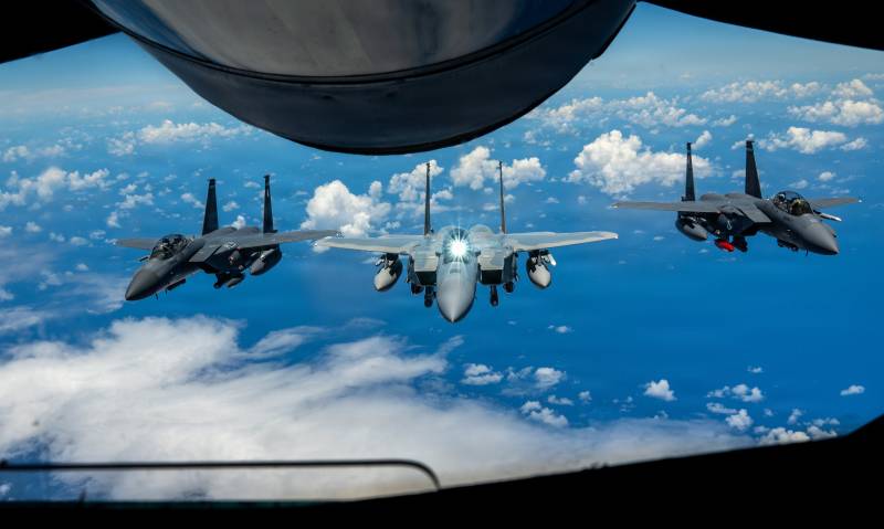 Aeronaves de la Fuerza Aérea de EE. UU., entre ellas un F-15EX Eagle II (en el centro) y dos F-15E Strike Eagles asignados al 85.º Escuadrón de Pruebas y Evaluación, de la Base Aérea de Eglin, Florida, vuelan en formación tras recibir combustible de un KC-135 Stratotanker asignado al 909.º Escuadrón de Reabastecimiento Aéreo sobre el Océano Pacífico, el 29 de junio de 2026. Los aviones se desplazaron a la Base Aérea de Kadena, en Japón, para realizar un entrenamiento de integración y familiarización con las unidades locales y los socios de las fuerzas conjuntas, en apoyo a los preparativos para la llegada permanente del F-15EX a la Base Aérea de Kadena. (Foto de la Fuerza Aérea de EE. UU. tomada por el sargento de personal Dwane R. Young)