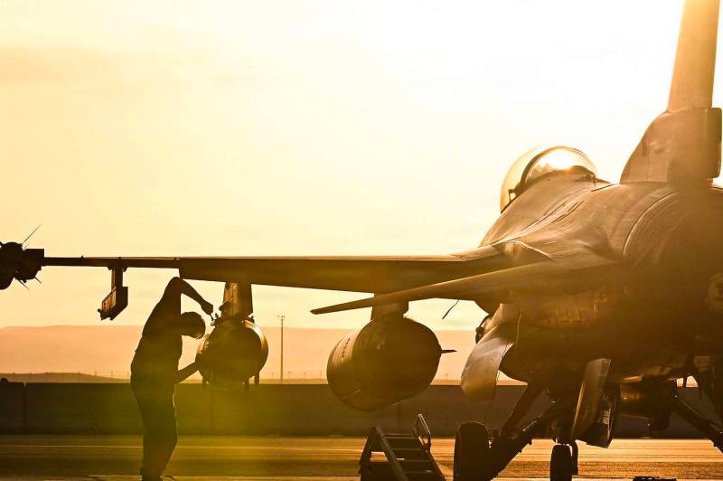 El aviador superior de la Fuerza Aérea de EE. UU. Julian Catalan, miembro de la tripulación de carga de armamento asignado a la 849.ª Unidad de Mantenimiento de Aeronaves, realiza una inspección posterior al vuelo en un F-16 Fighting Falcon en la Base Aérea Cerro Moreno, en Antofagasta, Chile, durante el ejercicio «Resolute Sentinel – Salitre 2026», el 28 de junio de 2026. Crédito: Sargento Mayor de la Fuerza Aérea Ceaira Tinsley ©USAF