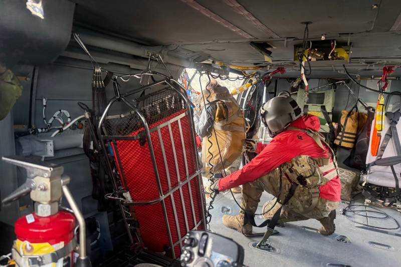 El jefe de tripulación de un HH-60M Black Hawk adscrito al 211.º Batallón de Aviación de Apoyo General, del 2.º Regimiento de Aviación, rescata a un excursionista que se había quedado varado en el pico Matanuska, en las montañas Chugach de Alaska, el 2 de julio de 2026. El rescate requirió el uso de un helicóptero equipado con sistema de izamiento debido a las características del terreno. Imagen: Alaska National Guard