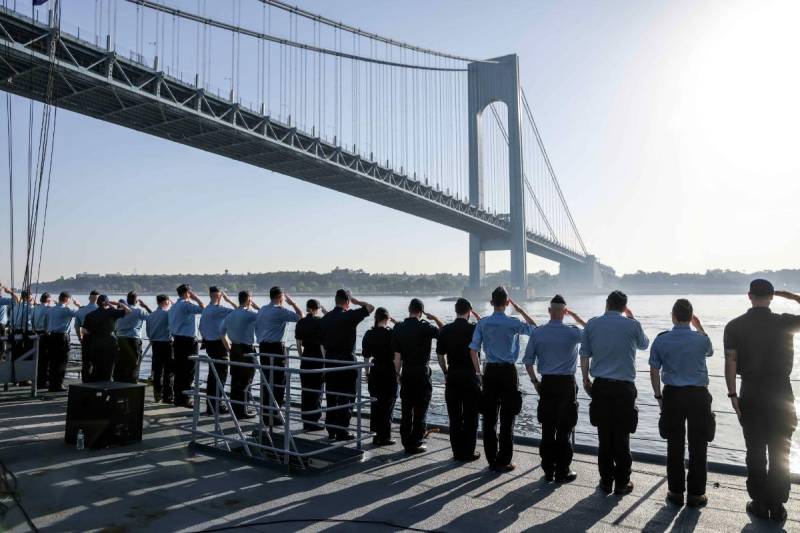 El FGS Sachsen (F219) llega a Nueva York, EE. UU. Imagen: MARCOM