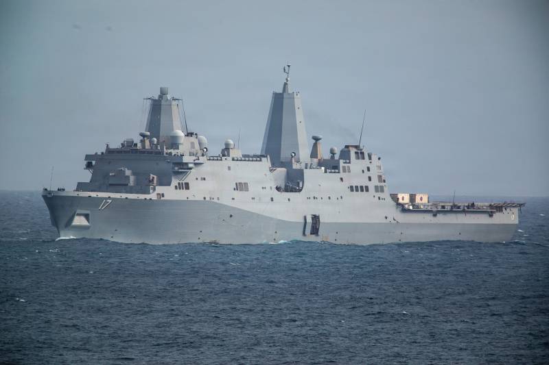 El buque de transporte anfibio de la clase San Antonio, el USS San Antonio (LPD 17), navega hacia el puerto de La Guaira, Venezuela, el 9 de julio de 2026. Bajo la dirección del Comando Sur de los Estados Unidos, las fuerzas militares estadounidenses asignadas están apoyando la asistencia en caso de desastre que el Departamento de Estado está brindando al pueblo de Venezuela tras los terremotos del 24 de junio de 2026. (Foto del Cuerpo de Marines de los Estados Unidos)