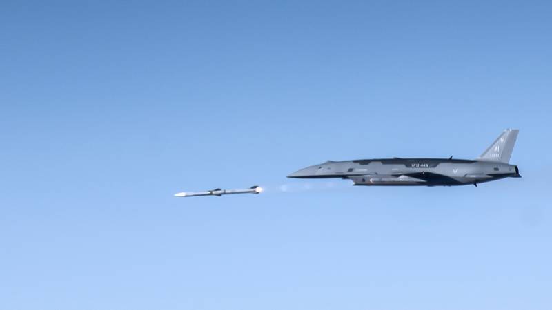 Un avión de combate colaborativo (CCA) YFQ-44A dispara un misil AIM-120 en un espacio aéreo aislado sobre el desierto de Mojave. La prueba de disparo real del avión YFQ-44 es el último hito en el rápido desarrollo de operaciones seguras y efectivas de los CCA. (Foto de la Fuerza Aérea de EE. UU. por Jennifer Healy)