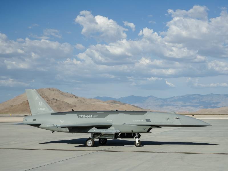Un avión YFQ-44A Fury de la Fuerza Aérea de EE. UU., asignado a la Unidad de Operaciones Experimentales de Aeronaves de Combate Colaborativas (CCA), se encuentra en la línea de vuelo durante los procedimientos de carga de armamento en la Base Aérea de Creech, Nevada, el 21 de julio de 2026. El ejercicio se diseñó con el objetivo principal de desarrollar las tácticas, técnicas y procedimientos fundamentales que definirán cómo se integrarán los CCA en la fuerza. (Foto de la Fuerza Aérea de EE. UU. tomada por la aviadora superior Renee Blundon)