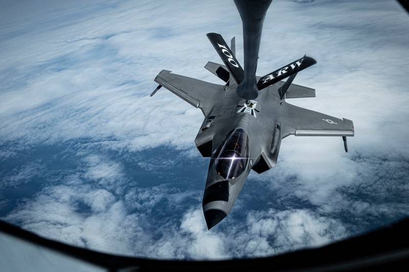 Un avión de combate F-35A Lightning II de la Fuerza Aérea, adscrito al 48.º Ala de Caza, se prepara para recibir combustible de un avión KC-135 Stratotanker, adscrito al 100.º Ala de Reabastecimiento Aéreo, durante el ejercicio «Combat Archer U.K. 26» sobre el Mar del Norte, el 20 de julio de 2026. Gracias a un reabastecimiento rápido y confiable, los aviones cisterna del 100.º Ala de Reabastecimiento Aéreo prolongan las salidas y sostienen las operaciones de combate, lo que permite a los cazas concentrarse en el empleo de las armas y resalta la movilidad aérea como un factor clave para la preparación operativa. Crédito: Soldado de primera clase Cody Mott, Fuerza Aérea de EE. UU. ©USAF