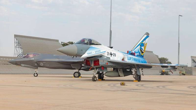 Un Eurofighter bávaro se encuentra con un F-35 australiano: ambos aviones volarán juntos y —a modo de ejercicio— uno contra el otro en el ejercicio Pitch Black 2026. ©Bundeswehr/Christian Timmig