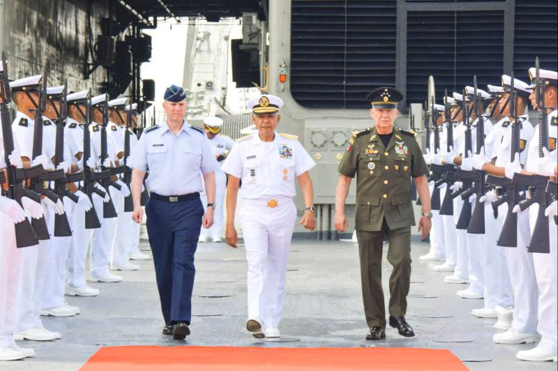 El general Gregory Guillot, comandante del Comando de Defensa Aeroespacial de América del Norte (NORAD) y del Comando del Norte de los Estados Unidos (USNORTHCOM), se reúne con los líderes militares mexicanos, el almirante Raymundo Pedro Morales Ángeles, secretario de la Marina de México (MARINA), y el general Ricardo Trevilla Trejo, secretario de Defensa Nacional de México (DEFENSA), para una serie de encuentros estratégicos en Veracruz, México, el 21 de julio de 2026. Organizada por el almirante Morales en el epicentro de la Armada de México, esta visita marca un hito significativo. A lo largo de estas visitas recíprocas, los altos mandos han transformado una sólida asociación profesional en un vínculo personal excepcional, sentando una base vital para ampliar la colaboración entre las fuerzas armadas a nuevas áreas estratégicas. (Foto cortesía)