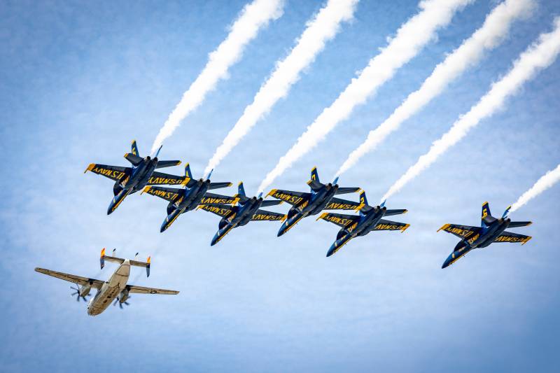 El último C-2A Greyhound de la Armada, adscrito a los «Rawhides» del Escuadrón de Apoyo Logístico de la Flota (VRC) 40, encabeza un vuelo en formación con los Blue Angels de la Armada de los Estados Unidos sobre el Sherman Field de la Estación Aérea Naval (NAS) de Pensacola durante el último vuelo de la aeronave en servicio antes de ser entregada al Museo Nacional de Aviación Naval. El VRC-40 está siendo desactivado tras más de seis décadas de servicios de entrega a bordo de portaaviones (COD) y apoyo logístico a la flota, al tiempo que era el único escuadrón de aviación que aún volaba el avión C-2A Greyhound. (Foto de la Armada de los EE. UU. tomada por el especialista jefe en comunicación masiva Ian Cotter)