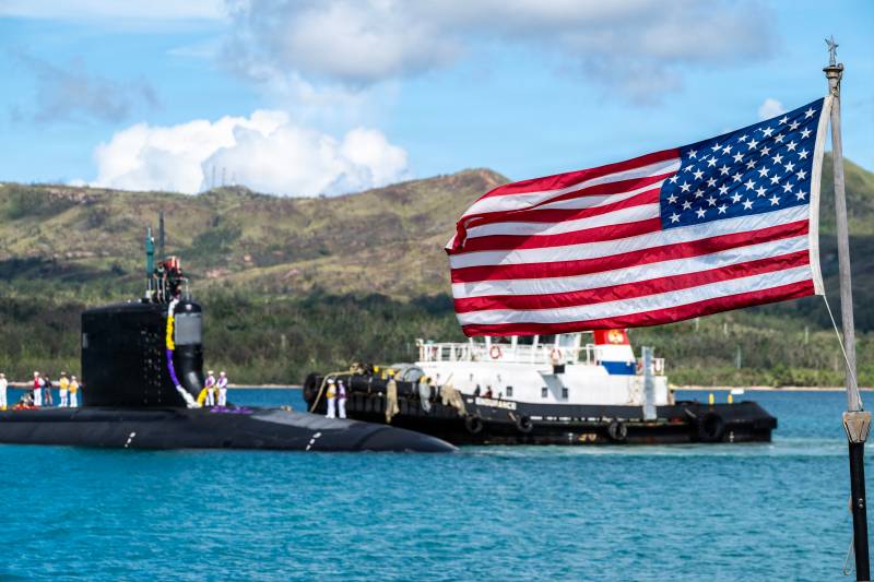 El submarino de ataque rápido de la clase Virginia USS Minnesota (SSN 783) atraviesa el puerto de Apra en su regreso a su puerto base en la Base Naval de Guam el 29 de julio de 2026. Asignado al Comandante del Escuadrón de Submarinos 15, con sede en Polaris Point, en la Base Naval de Guam, el Minnesota es uno de los cuatro submarinos de ataque rápido desplegados en el extranjero. Reconocidos por su velocidad, autonomía, sigilo y movilidad sin igual, los submarinos de ataque rápido son la columna vertebral de la fuerza submarina de la Armada. Considerados los depredadores más temibles del mar, los submarinos de ataque rápido de Guam sirven en la vanguardia, reafirmando la presencia desplegada en el Pacífico de la fuerza submarina. (Foto de la Armada de EE. UU. tomada por el especialista en comunicación de masas de primera clase Bryan Mai)