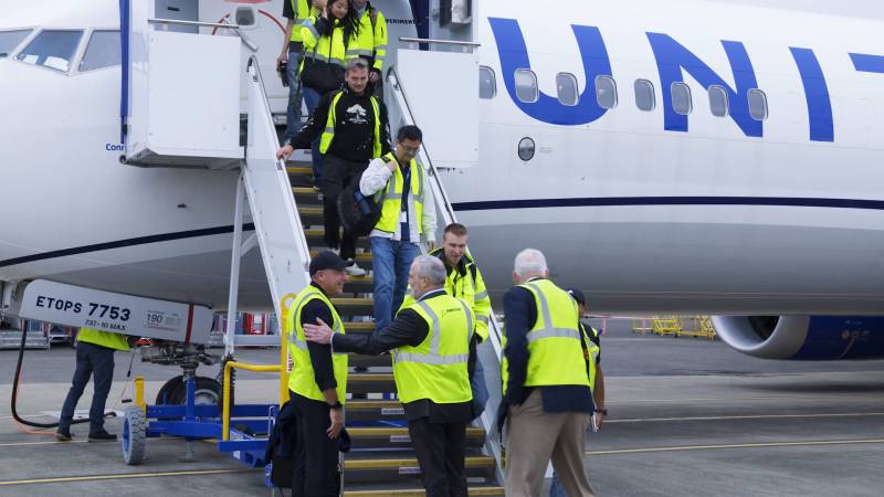 A su llegada, la tripulación de pruebas del 737-10 1G003 fue recibida por el vicepresidente y gerente general Chris Payne y el ingeniero en jefe Jim Williams. (Foto de Ryan Coe)