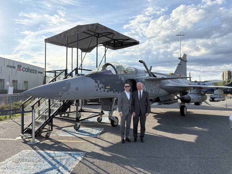 De izquierda a derecha: Matthew Bromberg, presidente y director ejecutivo de CAE, y Micael Johansson, presidente y director ejecutivo de Saab, frente al caza Gripen E de Saab. Imagen: Saab