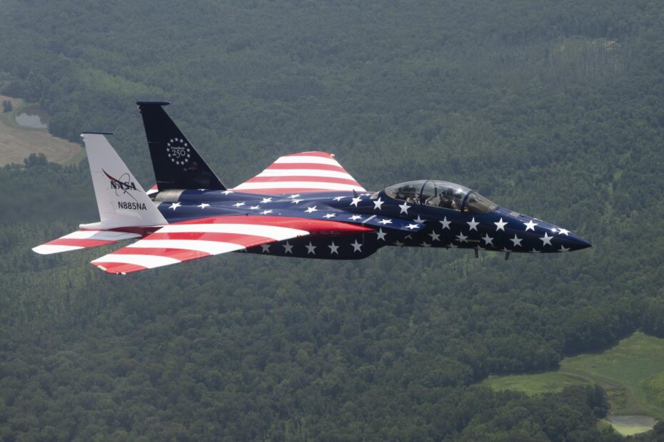 Un avión F-15 de la NASA sobrevuela Washington el sábado 4 de julio de 2026, como parte de un desfile aéreo para celebrar el 250.º aniversario de Estados Unidos. Este avión pertenece al Centro de Investigación de Vuelo Armstrong de la NASA, ubicado en Edwards, California, y se unió a otros aviones de la NASA para el desfile aéreo. ©NASA/Jim Ross