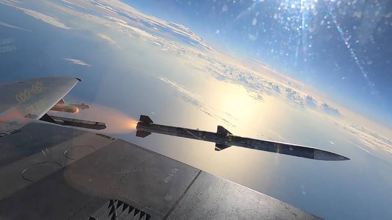 El AMRAAM, probado en combate, sigue siendo el sistema de misiles aire-aire más eficaz del mundo y un pilar fundamental de la superioridad aérea para más de 40 países. (Crédito de la foto: Fuerza Aérea de los Estados Unidos).