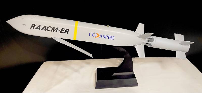 Maqueta del sistema CHAOS de lanzamiento desde tierra de CoAspire, expuesta en el Salón Aeronáutico Internacional de Farnborough. El sistema está compuesto por el misil de crucero RAACM-ER acoplado a un propulsor y a un sistema de lanzamiento. ©CoAspire