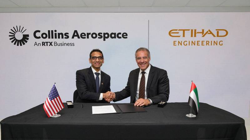 Ajay Mahajan, presidente de Estructuras Avanzadas de Collins Aerospace, y Daniel Hoffmann, director general de Etihad Engineering, firman un acuerdo de empresa conjunta para el mantenimiento, reparación y revisión (MRO) de góndolas. Imagen: RTX