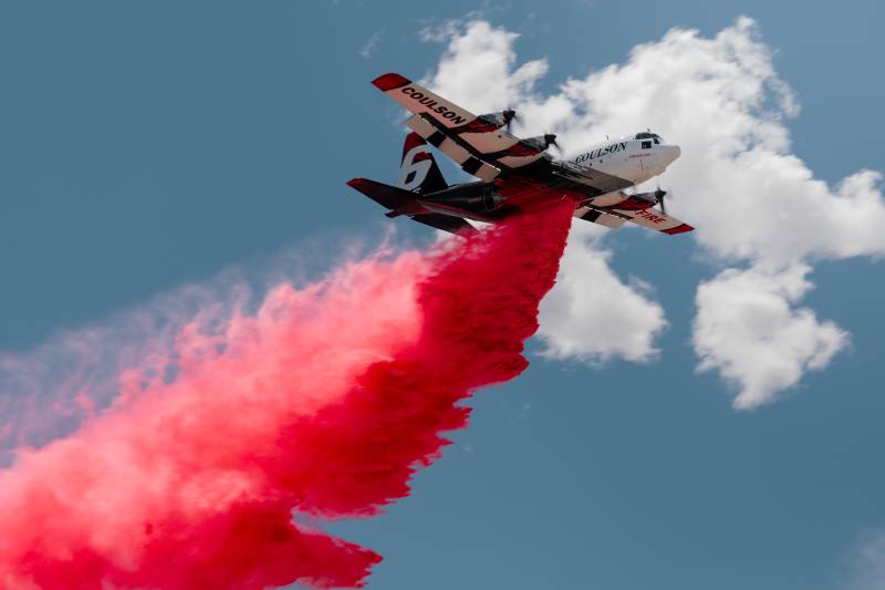 Coulson Aviation ha presentado CFR HALO, un retardante de fuego de larga duración de última generación diseñado específicamente para aeronaves modernas, sistemas de tanques y misiones contra incendios forestales. Está diseñado con características de viscosidad y flujo optimizadas para la misión, con el fin de mejorar la cohesión del derrame, reducir la deriva aérea y facilitar un lanzamiento más preciso dentro del área objetivo prevista. Actualmente, CFR HALO se encuentra en proceso de evaluación en programas de certificación independientes con CEREN en Francia y el Servicio Forestal del USDA para su inclusión en la Lista de Productos Calificados (QPL). Estos programas evaluarán su desempeño, perfil ambiental e idoneidad operativa. Imagen: Coulson Aviation