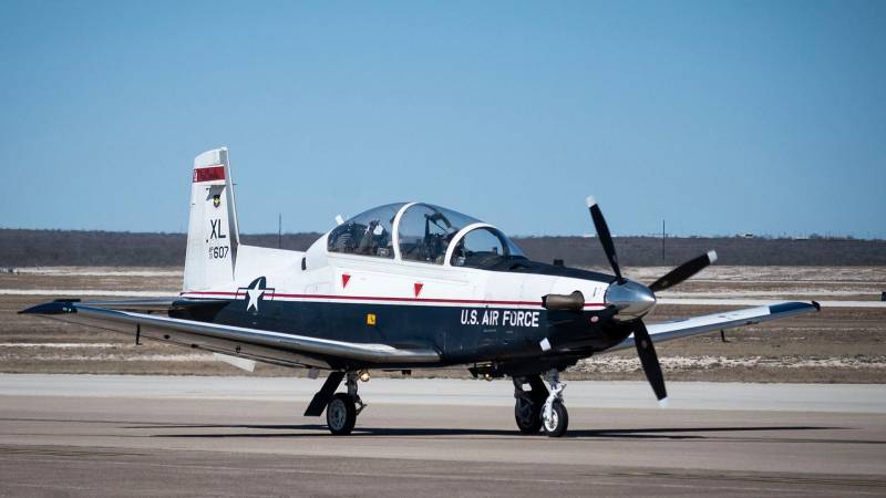 Un T-6A Texan II se dirige hacia la pista en la Base Aérea de Laughlin, Texas, el 14 de febrero de 2024. La cabina del T-6 cuenta con sistemas de aviónica avanzados que ayudan a preparar a los alumnos para pilotar aeronaves militares modernas. Crédito de la foto: aviadora superior de la Fuerza Aérea de EE. UU. Kailee Reynolds