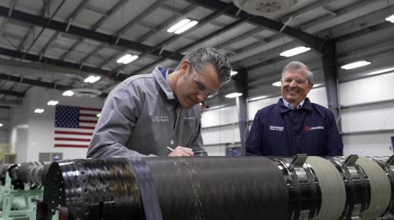 El secretario de Guerra, Pete Hegseth, visitó las instalaciones de propulsión del PAC-3 de L3Harris en Camden, Arkansas, como parte de su gira «Arsenal de la Libertad» en febrero de 2026. Imagen: L3Harris