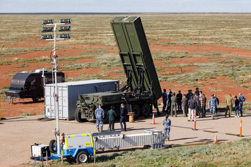 Un grupo de personalidades de alto nivel visita el sistema de lanzamiento expedicionario Derringer de largo alcance, montado en un remolque, durante las actividades del ejercicio «Taipan Strike 2026» celebradas en el campo de pruebas de Woomera, en Australia Meridional. Imagen cortesía de las Fuerzas de Defensa Australianas (ADF).
