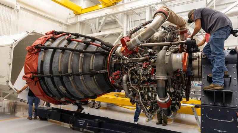 El 16 de junio, equipos del Centro Espacial Kennedy de la NASA, en Florida, descargaron el primero de los cuatro motores de cohete RS-25 del Sistema de Lanzamiento Espacial (SLS) destinados a la misión Artemis III de la agencia, dentro del Edificio de Ensamblaje de Vehículos del centro. (Crédito de la foto: NASA)
