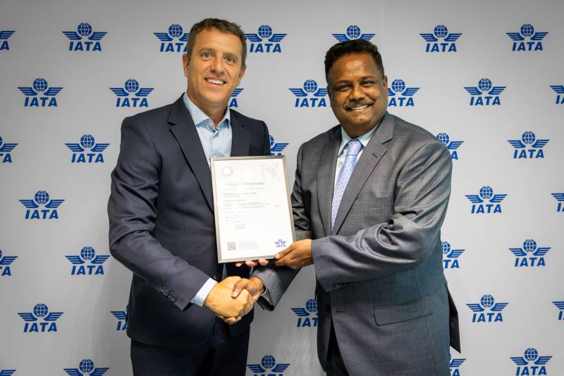 Maran Ganapathy, de National Airlines, recibe el certificado de la IATA ©National Airlines