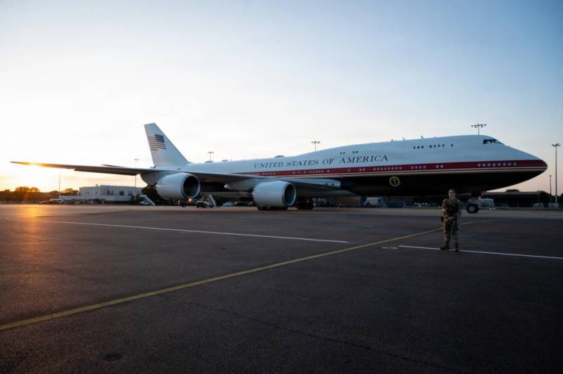 El avión VC-25B Bridge de la Fuerza Aérea de los Estados Unidos se encuentra estacionado en la pista de la base aérea de la RAF en Mildenhall, Inglaterra, el 8 de julio de 2026. Se trata de un Boeing 747-8 modificado, desarrollado en el marco del programa VC-25B para dar apoyo al transporte aéreo presidencial de próxima generación. (Foto de la Fuerza Aérea de los Estados Unidos tomada por la aviadora de primera clase Chloe Masey)