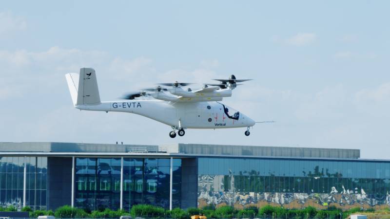 Simon Davies, piloto de pruebas en jefe de Vertical, aterriza en el aeropuerto de Farnborough. ©Vertical Aerospace