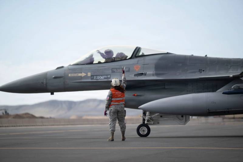 Un jefe de tripulación de la Fuerza Aérea de Chile despide a un piloto de un F-16C Fighting Falcon de la FACh durante el ejercicio Salitre 2026 en la Base Aérea Cerro Moreno, Antofagasta, Chile, el 2 de julio de 2026. El ejercicio Salitre honra la promesa permanente del USSOUTHCOM de ser un socio de confianza al fortalecer la colaboración y la interoperabilidad, al tiempo que desarrolla la capacidad de las naciones aliadas para trabajar colectivamente en pro de un hemisferio seguro, libre y próspero. (Foto de la Fuerza Aérea de EE. UU. tomada por el sargento de personal Jacob Cabanero)