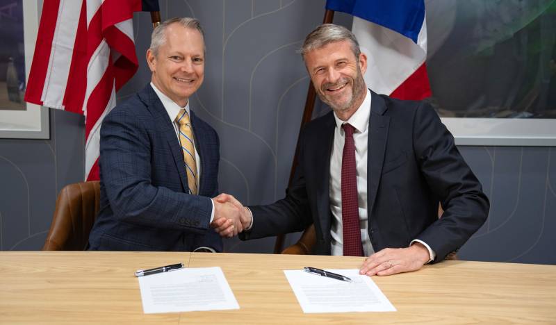 Rich Benton, vicepresidente y director general de Sikorsky, y Cédric Goubet, presidente de Safran Helicopter Engines, firman un acuerdo exploratorio en el Salón Aeronáutico Internacional de Farnborough. Foto cortesía de Sikorsky, una empresa de Lockheed Martin.