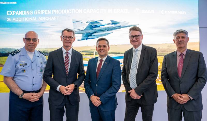 General Marcelo Kanitz Damasceno, jefe de la Fuerza Aérea Brasileña. Peter Sandwall, secretario de Estado del ministro de Defensa Pål Jonson Bosco da Costa Junior, presidente y director ejecutivo de Embraer Defense & Security Lars Tossman, director del área de negocios de aeronáutica de Saab Teniente-brigadier Heraldo Luiz Rodrigues, secretario de Productos de Defensa (SEPROD) del Ministerio de Defensa de Brasil. ©Saab