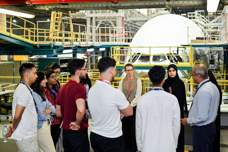 Estudiantes en las instalaciones de Emirates Engineering, aprendiendo sobre diferentes revisiones de mantenimiento. ©Emirates