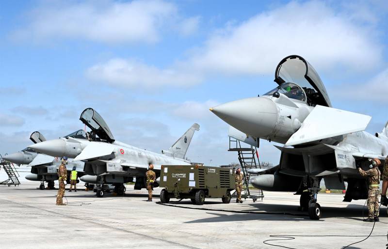 Imágenes de archivo: Eurofighters italianos durante una misión de vigilancia aérea en Rumania. Foto cortesía de la Fuerza Aérea Italiana