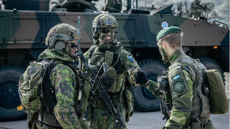Soldados finlandeses y suecos durante la ceremonia de inauguración de FLF Finlandia. Foto: Fuerzas Armadas de Suecia (Försvarsmakten)