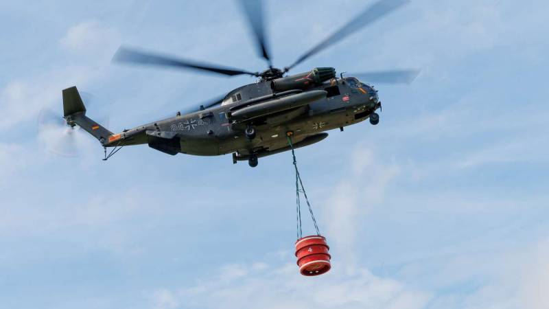 En la lucha contra los incendios forestales se utiliza el tanque de agua contra incendios «Smokey», con una capacidad de 5,000 litros ©Bundeswehr/Jörg Hüttenhölscher