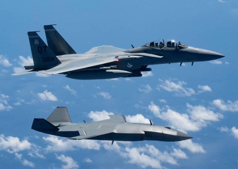 Un MQ-28 Ghost Bat y un F-15EX Eagle II de la Fuerza Aérea de EE. UU. fotografiados juntos durante el ejercicio Valiant Shield 2026 sobre el mar de Filipinas, demostrando el futuro de la colaboración entre humanos y máquinas en el teatro de operaciones. Crédito de la foto: Fuerzas del Pacífico de EE. UU.