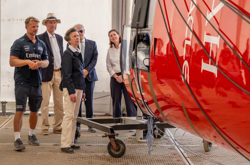Nick Hutton, del equipo Emirates Great Britain SailGP, le muestra a Su Alteza Real la Princesa Real el ala principal del F50 en el hangar de alas, durante una visita al área técnica previa al Emirates Great Britain Sail Grand Prix en Portsmouth, Reino Unido. Viernes 24 de julio de 2026. Evento 8 del Campeonato Rolex SailGP, temporada 2026. Foto: Ricardo Pinto para SailGP. Imagen de archivo proporcionada por SailGP
