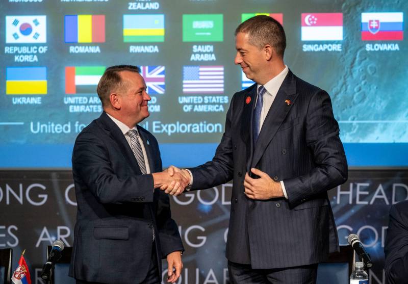 El ministro de Relaciones Exteriores de Serbia, Marko Đurić, a la derecha, se da la mano con el subadministrador de la NASA, Matt Anderson, a la izquierda, tras firmar los Acuerdos Artemis el jueves 16 de julio en la sede de la NASA en Washington. ©NASA/Keegan Barber