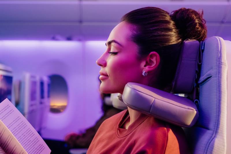 La imagen muestra a una pasajera descansando cómodamente con el primer reposacabezas U-Dream del mundo ajustado alrededor de su cuello, lo que demuestra cómo este diseño innovador brinda un apoyo personalizado mientras se relaja en la Clase Económica de Emirates. ©Emirates