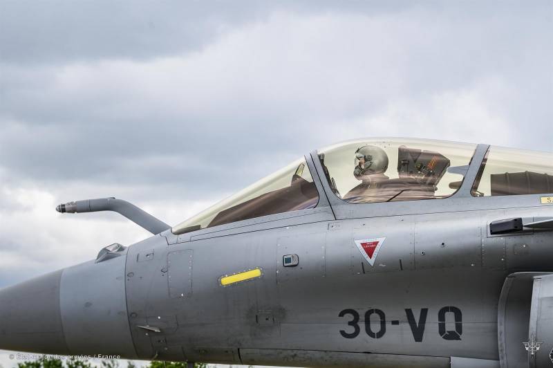 Un piloto francés de Rafale se prepara para maniobrar un Rafale en la base aérea de Šiauliai, en Lituania. Durante su despliegue, la Fuerza Aérea y Espacial de Francia acumuló más de 540 horas de vuelo, al tiempo que respondió a casi 40 alertas «Alpha» y llevó a cabo cerca de 70 alertas de entrenamiento. Foto cortesía del Ejército del Aire y del Espacio de Francia.