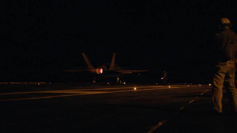 Un F-35C Lightning II, adscrito al Escuadrón de Cazas de Ataque (VFA) 147, realiza el aterrizaje número 200 000 con el sistema de frenado en la cubierta de vuelo del portaaviones clase Nimitz USS George Washington (CVN 73) mientras navega por el Océano Índico, el 18 de agosto de 2026. El George Washington, que opera en el área de operaciones de la 7.ª Flota de EE. UU., es el principal portaaviones desplegado en el extranjero de la Armada de EE. UU., un símbolo de larga data del compromiso de Estados Unidos con el mantenimiento de un Indo-Pacífico libre y abierto, al tiempo que opera junto a aliados y socios en toda la flota numerada más grande de la Armada de EE. UU. (Foto de la Armada de EE. UU. tomada por el especialista en comunicación de masas de 2.ª clase Jack D. Barnell)