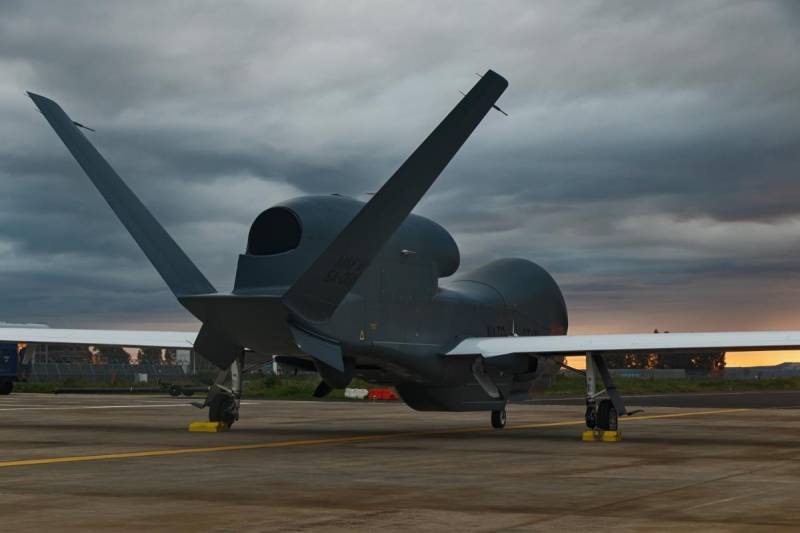 En la imagen se ve un RQ-4D Phoenix, propiedad de la OTAN, en la base aérea italiana de Sigonella tras completar su misión en apoyo del ejercicio Northern Viking 2026. (Foto: PAO NISRF)