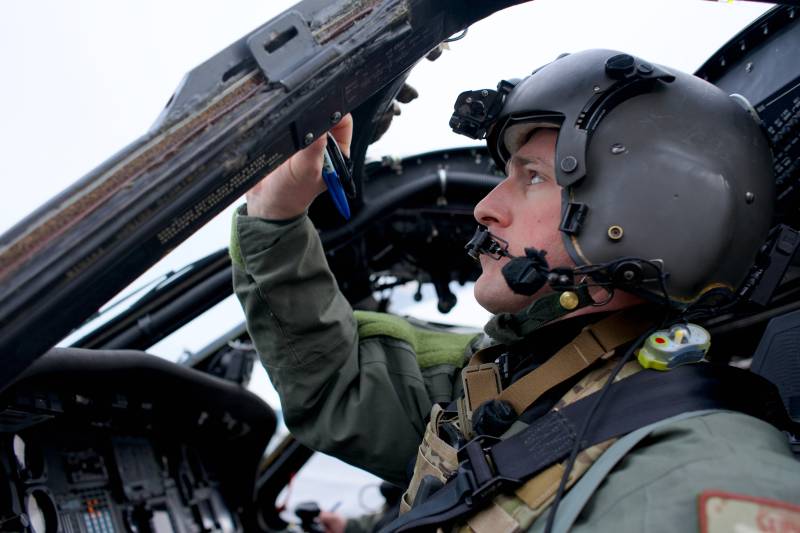 ESTACIÓN AÉREA DE LA GUARDIA COSTERA DE KODIAK, Alaska — El mayor Tyler Seibold, de la Guardia Nacional Aérea de Alaska y piloto de un HH-60G Pave Hawk del 210.º Escuadrón de Rescate, realiza las revisiones previas al vuelo el 12 de enero de 2023, durante un entrenamiento conjunto con el Equipo de Respuesta de Seguridad Marítima Oeste de la Guardia Costera. El HH-60 es la única plataforma de búsqueda y rescate de combate con ala giratoria del Departamento de Defensa. (Foto de la Guardia Aérea Nacional de Alaska por David Bedard)