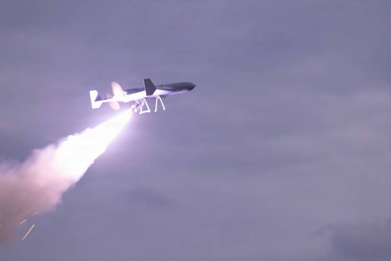 Un sistema de ataque de combate no tripulado y de bajo costo despega de la cubierta de vuelo del buque de combate USS Santa Bárbara mientras opera en el Golfo Arábigo, el 16 de diciembre de 2025. La Fuerza Operativa 59 operó el dron LUCAS como parte de las operaciones de la Fuerza Operativa Scorpion Strike. El Comando Central de EE. UU. anunció el lanzamiento de la Fuerza Operativa Falcon Strike el 13 de agosto de 2026. La nueva fuerza operativa ampliará el éxito de la Fuerza Operativa Scorpion Strike, el primer escuadrón de drones de ataque unidireccional dedicado del ejército de EE. UU. en el Medio Oriente. Crédito: Soldado del Ejército Kayla McGuire © Ejército de EE. UU.