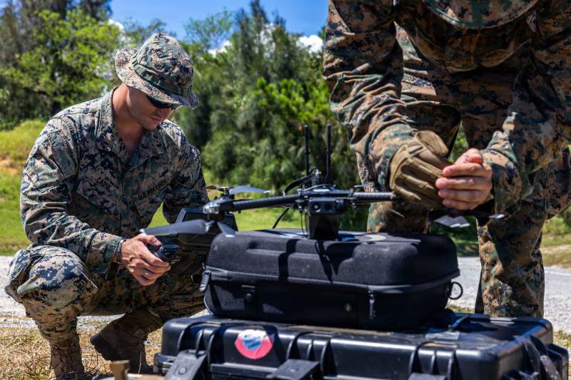 El primer teniente del Cuerpo de Marines Andrew Capul, a la izquierda, observador de primera línea, y el cabo Jacob Milstead, especialista en inteligencia adscrito al 3.er Batallón del 7.º Regimiento de Marines, desplegado en primera línea bajo el mando del 4.º Regimiento de Marines de la 3.ª División de Marines, como parte del programa de despliegue de unidades, operan un Skydio X2D durante un ejercicio de tiro real con el sistema «Smart Shooter» en Camp Hansen, Okinawa, Japón, el 31 de julio de 2026. Crédito: soldado de primera clase del Cuerpo de Marines Kylee DiSanto. ©Cuerpo de Marines de EE. UU.