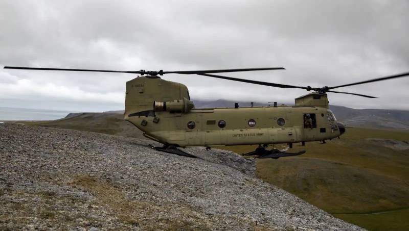 Un CH-47 Chinook realiza un aterrizaje en la cima de una montaña en Alaska. SOCNORTH lleva a cabo anualmente el ejercicio POLAR DAGGER para demostrar la capacidad de las Fuerzas de Operaciones Especiales de desplegarse rápidamente en el Ártico. El entrenamiento y las actividades permiten a las fuerzas de operaciones especiales fortalecer las alianzas entre civiles y militares, mejorar la preparación y potenciar la interoperabilidad con las comunidades y las Fuerzas Conjuntas en el Ártico, una región fundamental para la defensa nacional. (Foto cortesía)