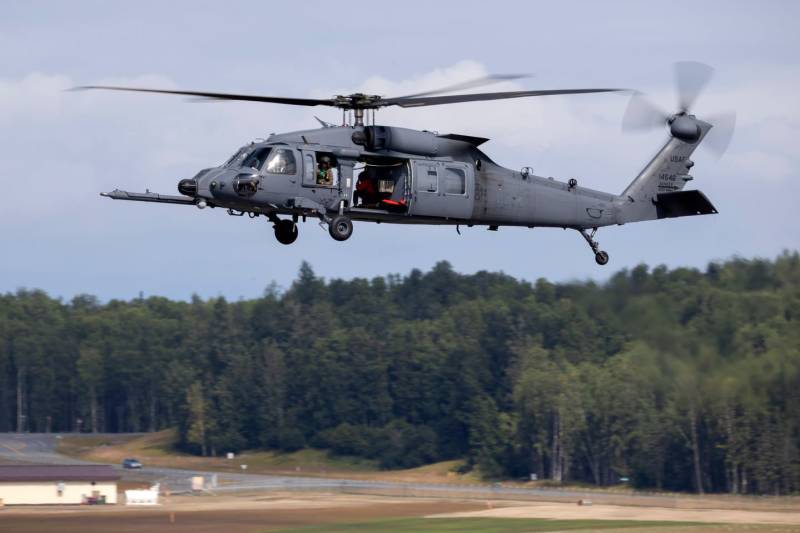 La tripulación de un HH-60W «Jolly Green II» de la Guardia Nacional Aérea de Alaska, que se preparaba para brindar apoyo al evento «Arctic Thunder Open House», pasó rápidamente a una misión real el 9 de agosto, al rescatar al piloto de un Cessna 185 que se había estrellado cerca del lago Trapper Joe. Foto cortesía.